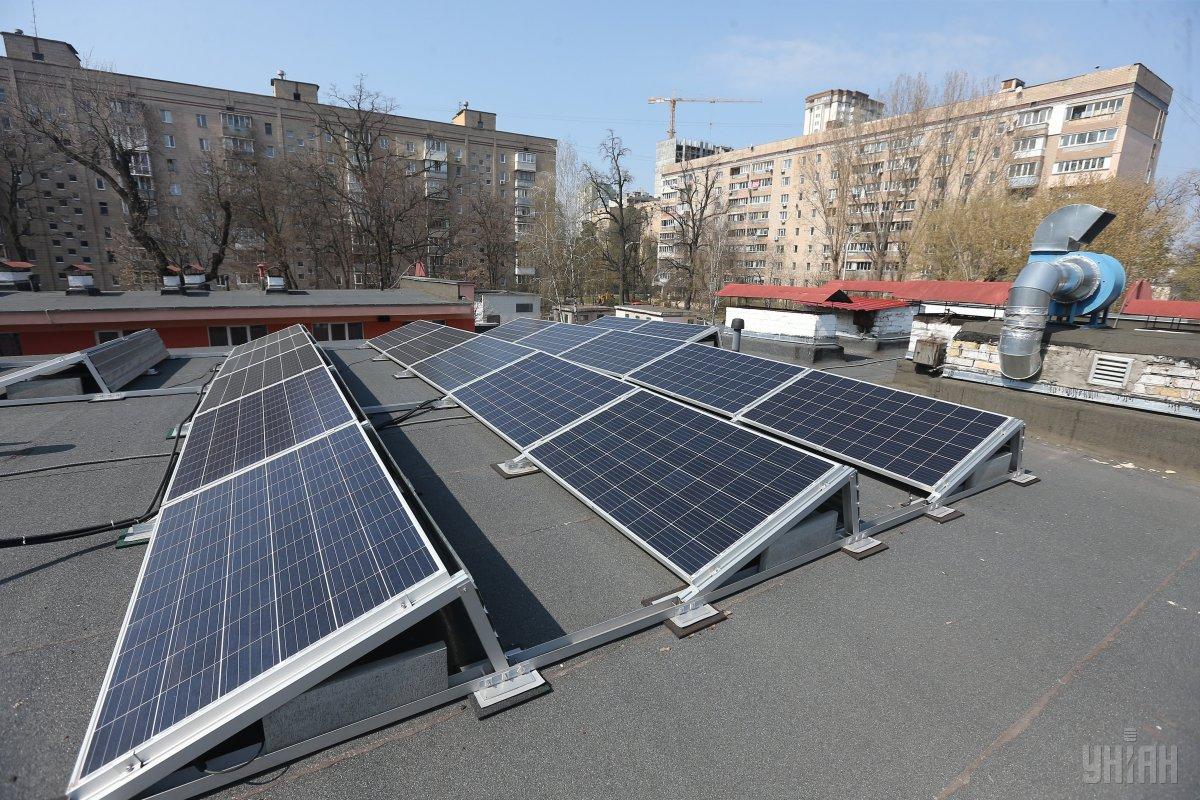 Люди у Києві вирішили встановити сонячні панелі на даху будинку / фото УНІАН