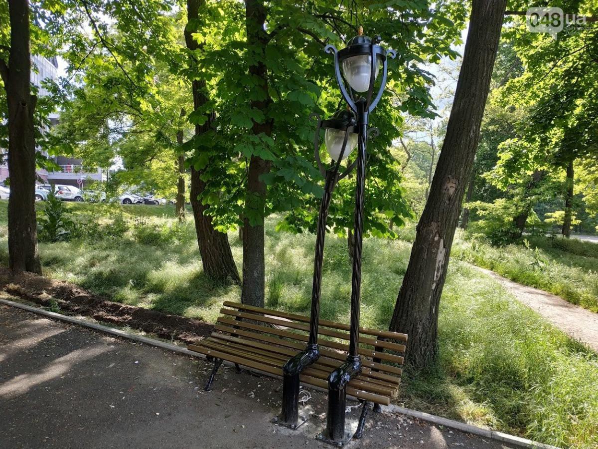 "Влюбленные фонари" обосновались на лавочке в Одессе / Фото: 048 "Влюбленные фонари" обосновались на лавочке в Одессе / Фото: 048