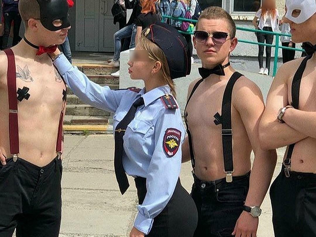 С девочкой, надевшей полицейскую форму, уже успели побеседовать правоохранители / фото из соцсетей
