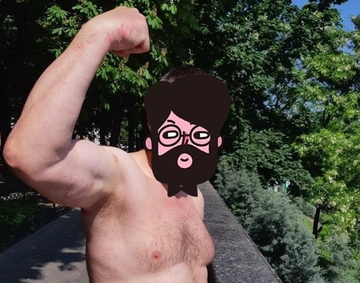 Мужчина был обнажен по пояс и приставал к прохожим / фото facebook.com/n.pokrovskiy Мужчина был обнажен по пояс и приставал к прохожим / фото facebook.com/n.pokrovskiy