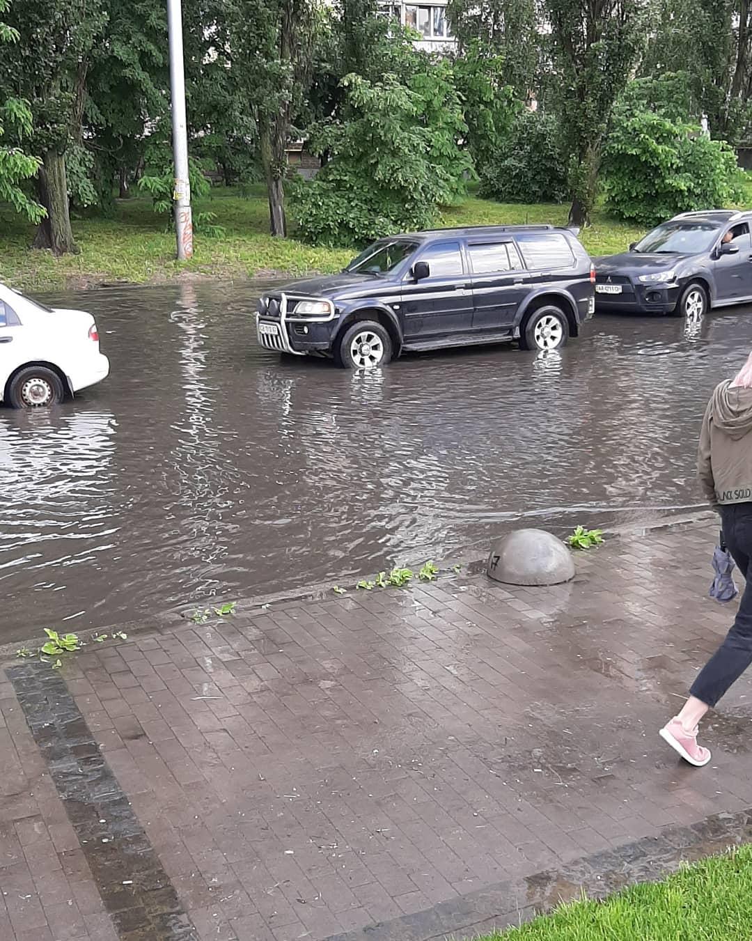 Після дощу зтопило Святошин / www.instagram.com/tatiana__grubnyk/ Після дощу зтопило Святошин / www.instagram.com/tatiana__grubnyk/
