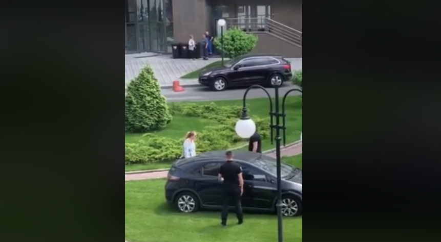 У Києві жінка влаштувала скандал з нецензурною лайкою через зауваження за неправильну парковку / скріншот