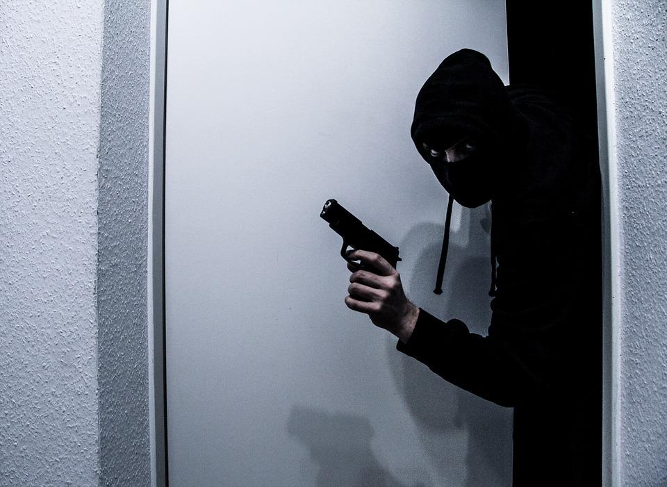 Вооруженный мужчина в балаклаве ограбил магазин / фото pixabay.com