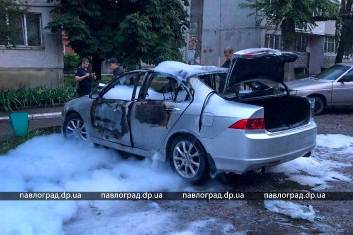 В Павлограде неизвестные подорвали машину известного спортсмена / фото - павлоград.dp.ua В Павлограде неизвестные подорвали машину известного спортсмена / фото - павлоград.dp.ua