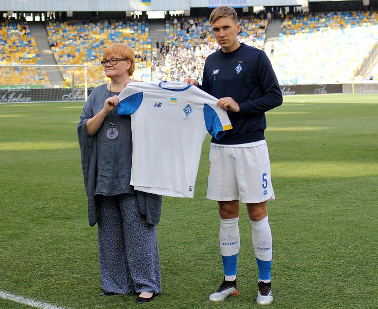 Сергій Сидорчук та Світлана Лобановська представили форму Динамо / фото: dynamo.kiev.ua Сергій Сидорчук та Світлана Лобановська представили форму Динамо / фото: dynamo.kiev.ua