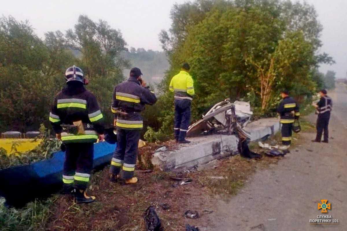 Водія транспортного засобу госпіталізовано / фото: ГУ ДСНС Тернопільщини Водія транспортного засобу госпіталізовано / фото: ГУ ДСНС Тернопільщини