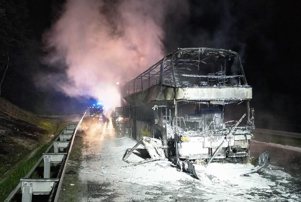 Вогонь був настільки сильним, що випалив діру у дорожньому покритті \ OSP Balice Вогонь був настільки сильним, що випалив діру у дорожньому покритті \ OSP Balice