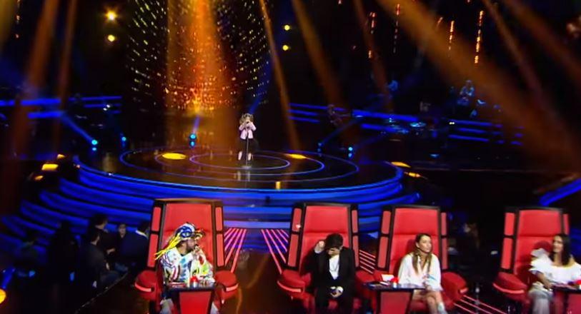 Девочка развернула кресла всех четырех судей / Скриншот