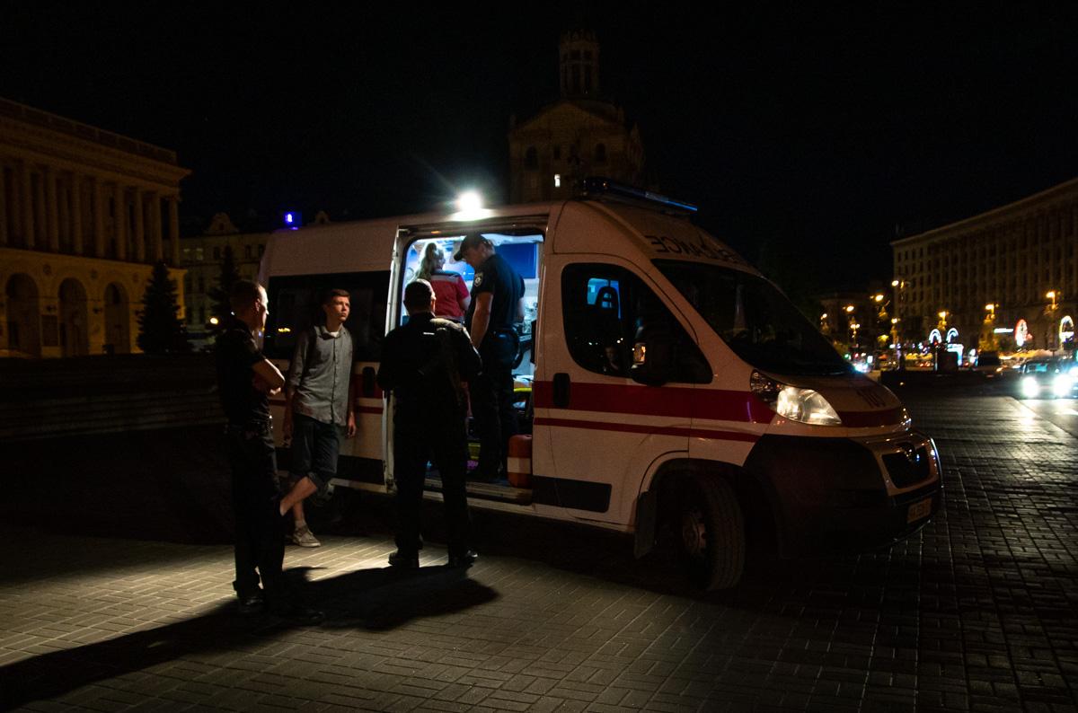 Медики госпіталізували потерпілого в результаті різанини на Майдані Незалежності / фото Дмитро Щерблюк / Інформатор Медики госпіталізували потерпілого в результаті різанини на Майдані Незалежності / фото Дмитро Щерблюк / Інформатор