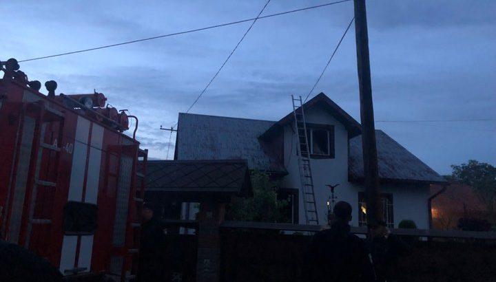 При этом их дом якобы подожгли / фото dzerkalo.media При этом их дом якобы подожгли / фото dzerkalo.media