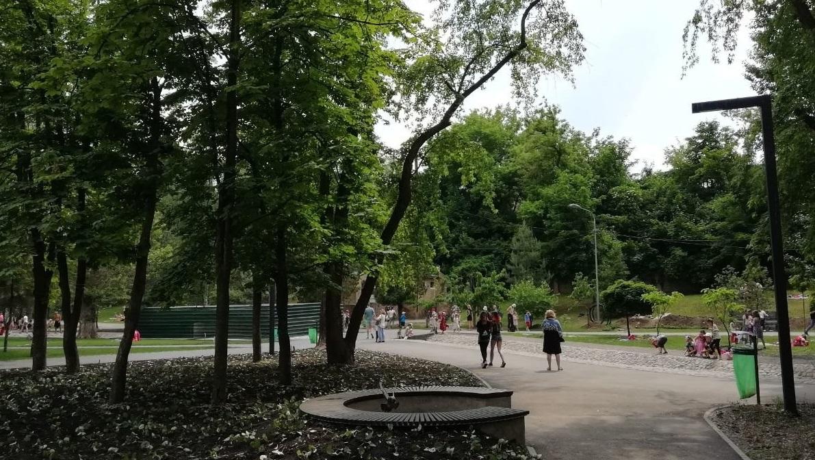 У Саржиному яру встановили нові лавочки \ 057.ua У Саржиному яру встановили нові лавочки \ 057.ua