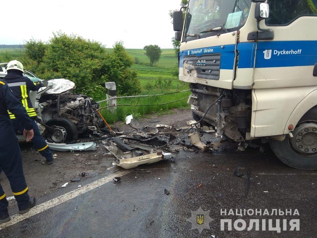 Іномарка виїхала на зустрічну смугу і врізалася у вантажівку / фото ГУ НП у Тернопільській області Іномарка виїхала на зустрічну смугу і врізалася у вантажівку / фото ГУ НП у Тернопільській області