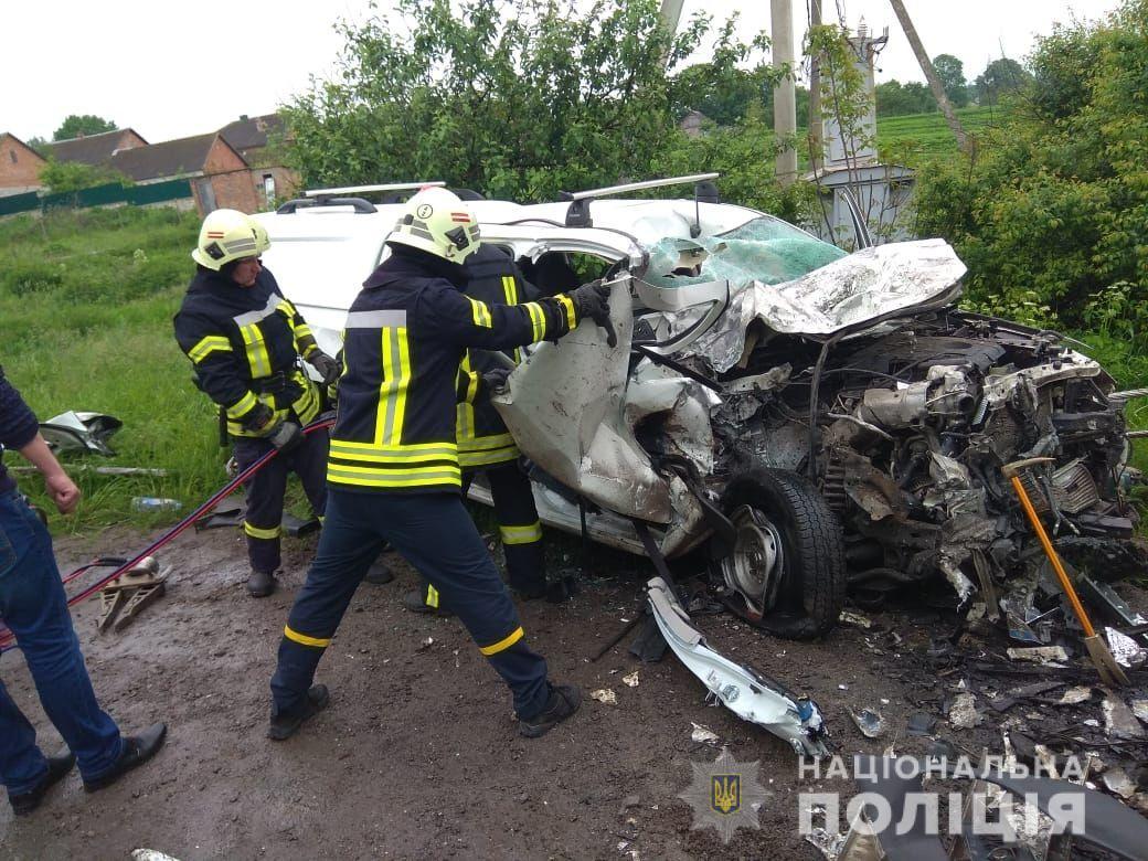 Троє чоловіків, які їхали у легковику, загинули на місці ДТП / фото ГУ НП у Тернопільській області Троє чоловіків, які їхали у легковику, загинули на місці ДТП / фото ГУ НП у Тернопільській області