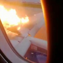 Глазами пассажиров: появилось ужасающее видео посадки горящего самолета в Шереметьево (видео)