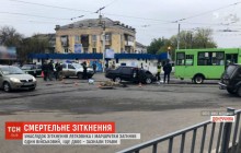 У Донецькій області легковик зіткнувся з маршруткою, загинув військовий (відео)