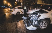 У Києві позашляховик на швидкості протаранив поліцейське авто: постраждав правоохоронець (фото, відео)