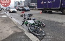 У Києві біля метро "Почайна" вантажівка на смерть переїхала велосипедиста (фото, відео)