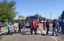 На Житомирщині через акцію протесту на міжнародній трасі М-21 утворилися великі затори (фото)