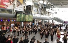 В аеропорту Львова гостей зустрічав оркестр і сотня артистів (фото, відео)