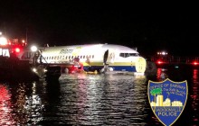 В американському Джексонвіллі Boeing 737 з 136 людьми на борту впав у річку (фото)