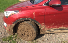 Авто посла Канади застрягло у багнюці на дорозі Черкаської області - виручив місцевий житель (фото)