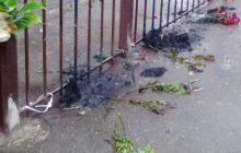 В Одесі троє чоловіків підпалили квіти, принесені до Будинку профспілок у пам'ять про загиблих 2 травня 2014 року (фото, відео)