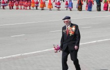Пляшка горілки і листівка від Путіна: росЗМІ розповіли про "набір ветерану" до Дня Перемоги