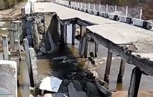 В Росії обвалився автомобільний міст, місцеві жителі ізольовані від школи та роботи (відео)