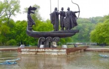 Вандалы сорвали медную обшивку с памятника основателям Киева (фото)