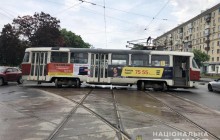 У Харкові трамвай зійшов з рейок і протаранив автомобіль із жінкою й дитиною (фото)