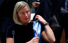 Евросоюз изучает возможность введения санкций против РФ из-за выдачи паспортов - Могерини