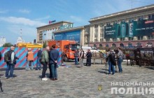 Харківська влада відповіла на петицію щодо намету волонтерів, на площу уже приїхали вантажівки (фото, відео)