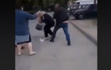 "Тварюка, с*ка жирна!": у Запоріжжі чоловік жорстоко побив жінку ногами на вулиці (відео)
