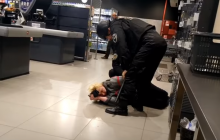 У Кривому Розі клієнтка супермаркету напала на касирів і охоронця через платіжну картку (відео)