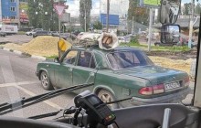 З вітерцем: росіянин транспортував мерця в мішку на даху автомобіля