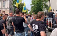 Біля Ради сталася сутичка між "євробляхерами" та правоохоронцями (відео)