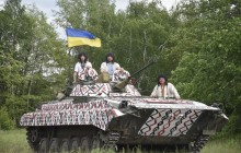 Військові оригінально привітали українців, "вдягнувши" БМП у вишиванку (фото, відео)