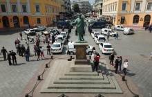 День вишиванки в Одесі: поліцейські та нацгвардійці за допомогою службових авто зобразили величезну вишиванку (фото, відео)