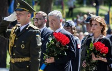 Покладання квітів до "Биківнянських могил": остання офіційна поява Порошенка як президента (фото)