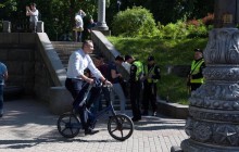 Кличко поїхав на інавгурацію Зеленського на велосипеді (фото, відео)