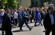 Зеленский пешком пришел к АП (фото, видео)