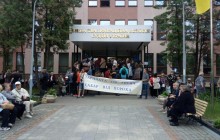 У Києві "молодики спортивної зовнішності" другий день поспіль блокують будівлю ВККСУ