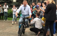 "Сподіваюся, що ніхто не вкраде": Ляшко прибув до Зеленського на велосипеді і вимагав стоянку (фото, відео)
