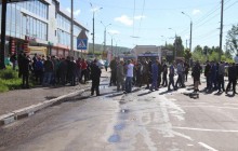 У Чернівцях місцеві жителі перекривали рух на одній з центральних вулиць, вимагаючи її ремонту (фото)