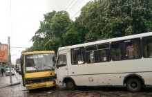 У Львові під час лобового зіткнення двох маршруток постраждало п'ять пасажирів
