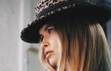 "Хищница": экс-"виагра" в дерзком мини продемонстрировала стройные ноги (фото)