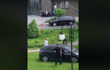 "На**й пішов звідси": на столичних Липках водійка вибухнула нецензурною лайкою на прохання з'їхати з газону (відео)