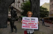 У Москві пройшли одиночні пікети проти російської агресії в Криму, одну з учасниць затримали