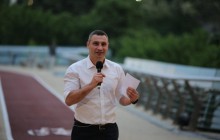 Віталій та Володимир Клички випробували на міцність скляну підлогу нового пішохідного мосту (відео)
