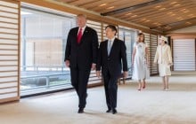 Трамп первым из иностранных лидеров встретился с императором Японии (фото)